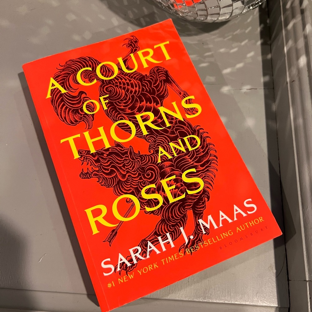 A Court of Thorns and Roses paperback